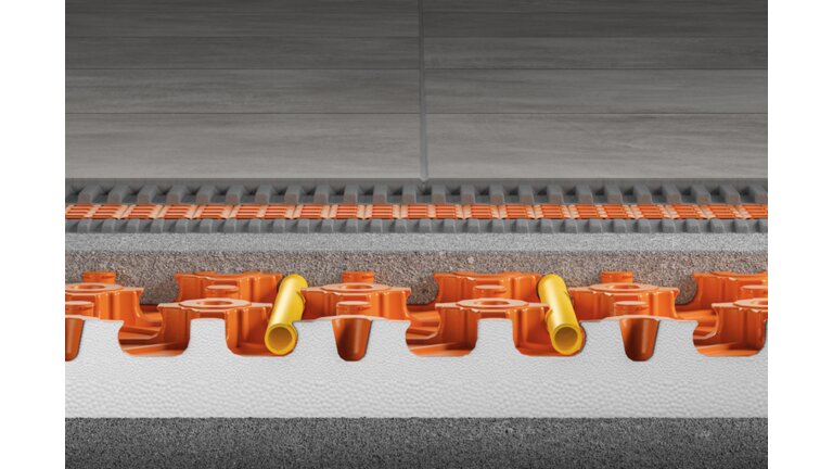 Bodenaufbau mit oranger Noppenplatte, gelbe Rohre.